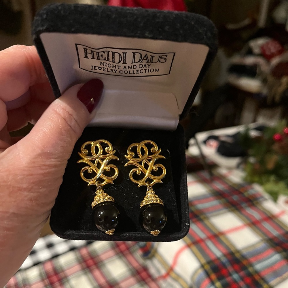 Heidi Daus vintage earrings in original box     Beautiful